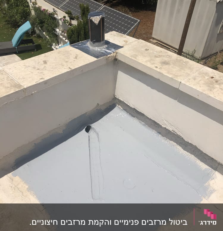 גג עם ציפוי איטום אפור וצינור מתכת
